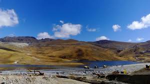 Peruvian authorities urge people to stop blockading road used by Las Bambas
