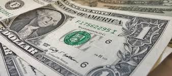 Riserve valuta estera, quota denominata in dollari a minimi da 2013