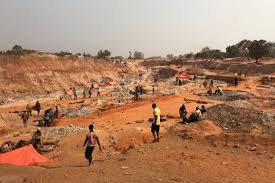 Tesla sostiene i minatori artigianali di cobalto del Congo