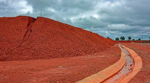 Guinea e l’Industria della Bauxite: Sospensione delle Operazioni e Incertezza Economica