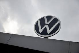 Volkswagen facing crisis: crucial wage negotiations to avoid historic strikes in Germany