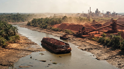 Siccità In Indonesia: Il Basso Livello Dei Fiumi Rallenta Le Spedizioni Di Bauxite